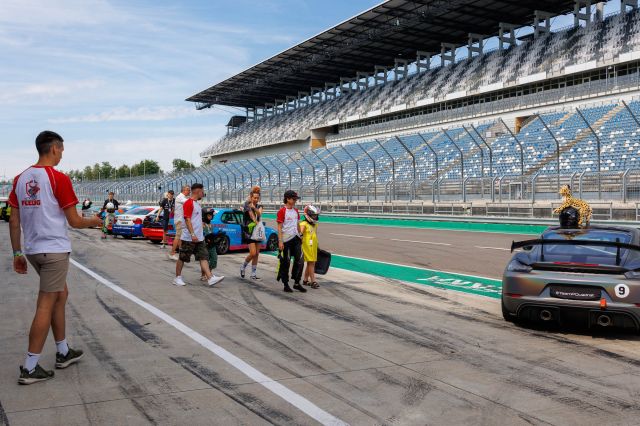 HERZ ÜBER KOPF Charity-Veranstaltung am DEKRA Lausitzring